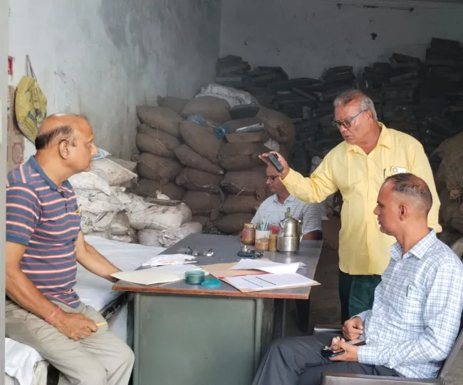मंडी धनोरा स्थित पटाखा फैक्ट्री का निरीक्षण करके विभागीय टीम।